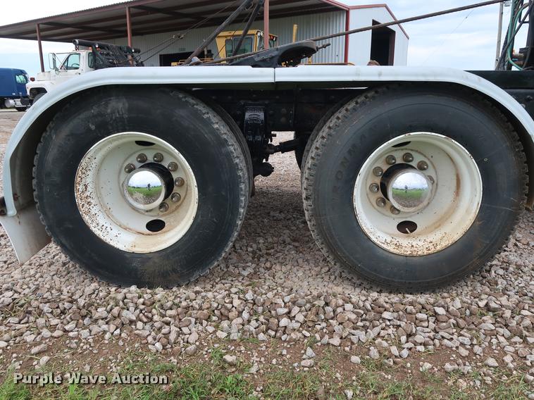 image for item DG4029 2001 Peterbilt 379 winch truck