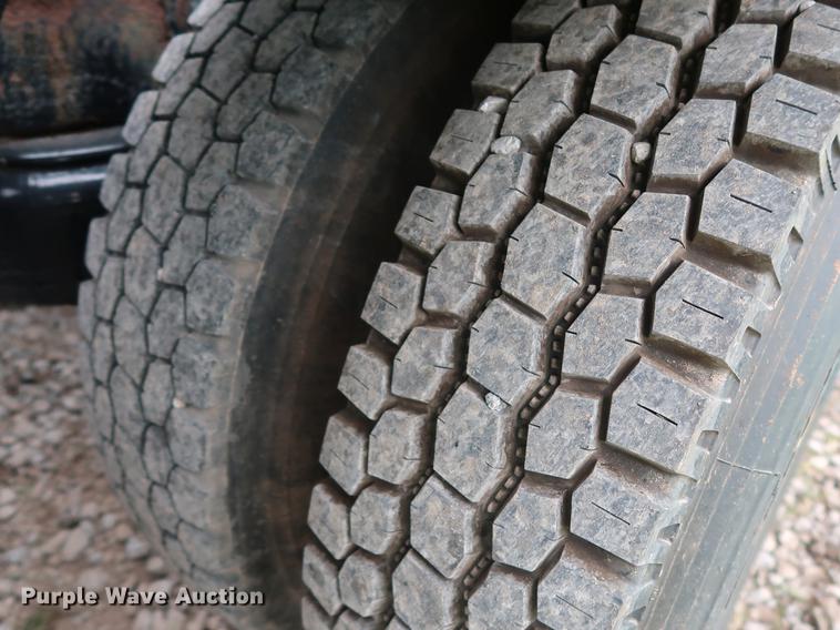 image for item DG4029 2001 Peterbilt 379 winch truck