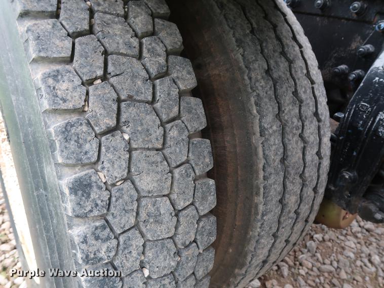 image for item DG4029 2001 Peterbilt 379 winch truck