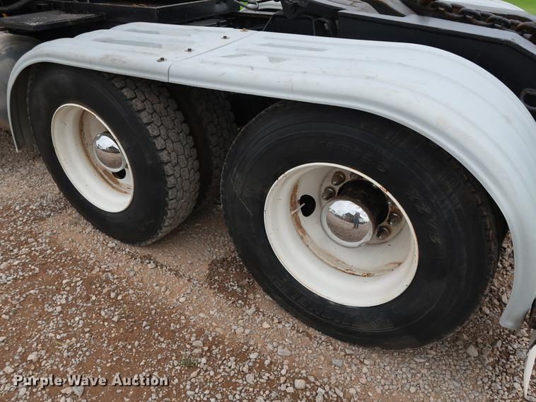 image for item DG4029 2001 Peterbilt 379 winch truck