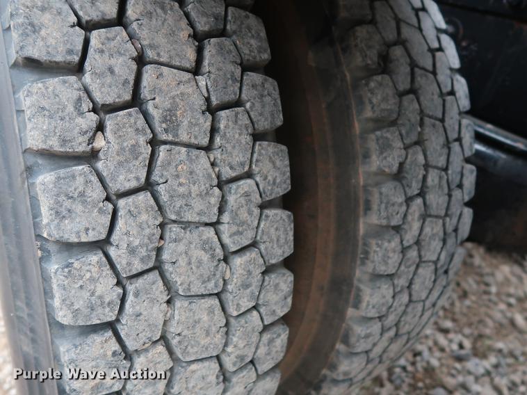 image for item DG4029 2001 Peterbilt 379 winch truck