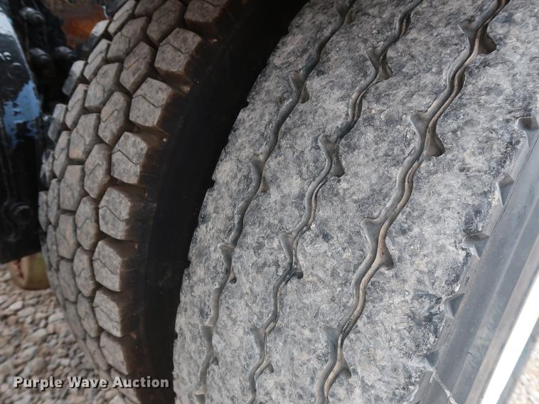 image for item DG4029 2001 Peterbilt 379 winch truck