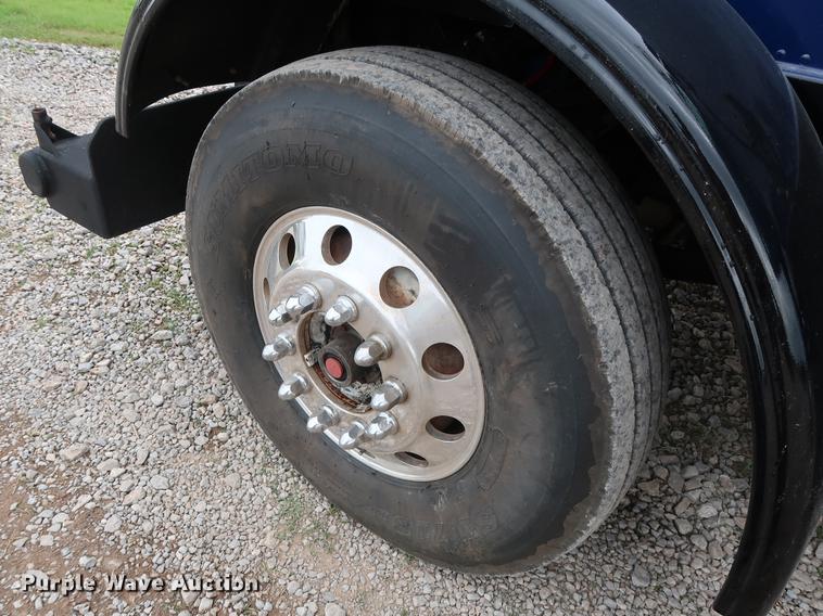 image for item DG4029 2001 Peterbilt 379 winch truck