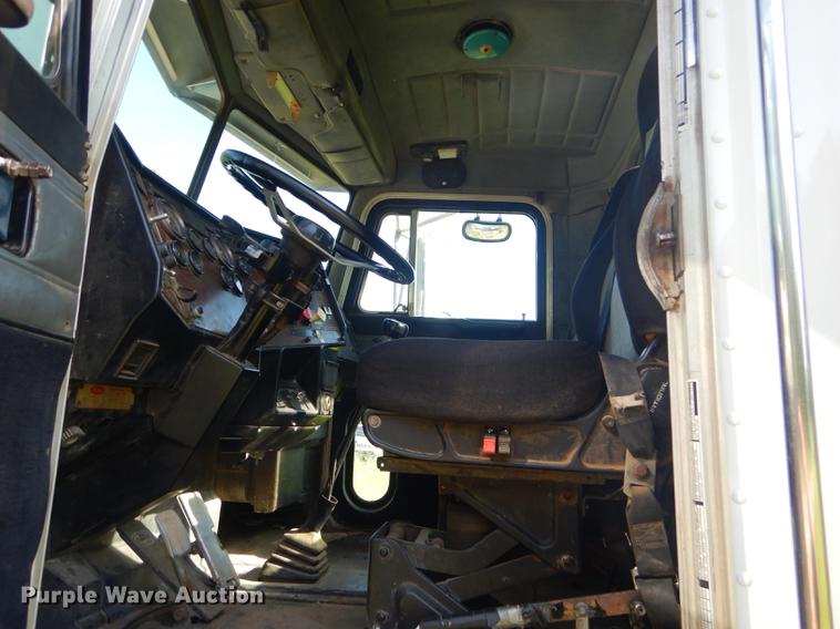 image for item ED9251 1995 Peterbilt 379 semi truck