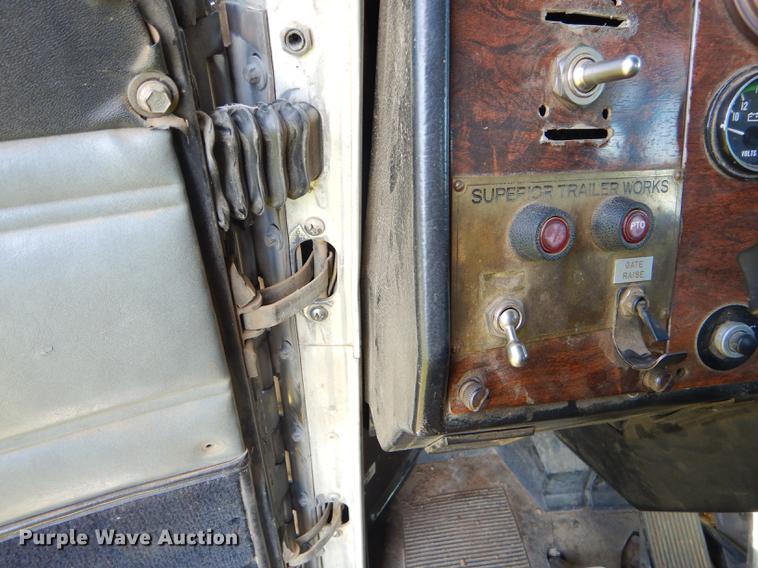 image for item ED9251 1995 Peterbilt 379 semi truck