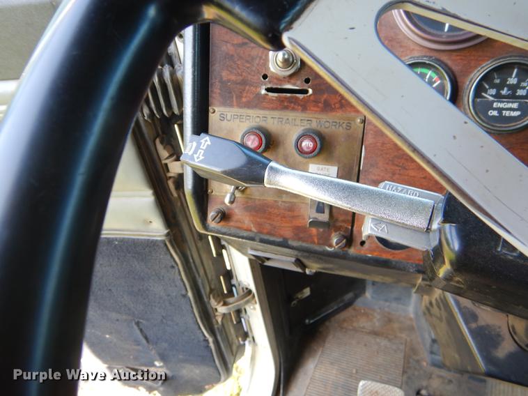 image for item ED9251 1995 Peterbilt 379 semi truck