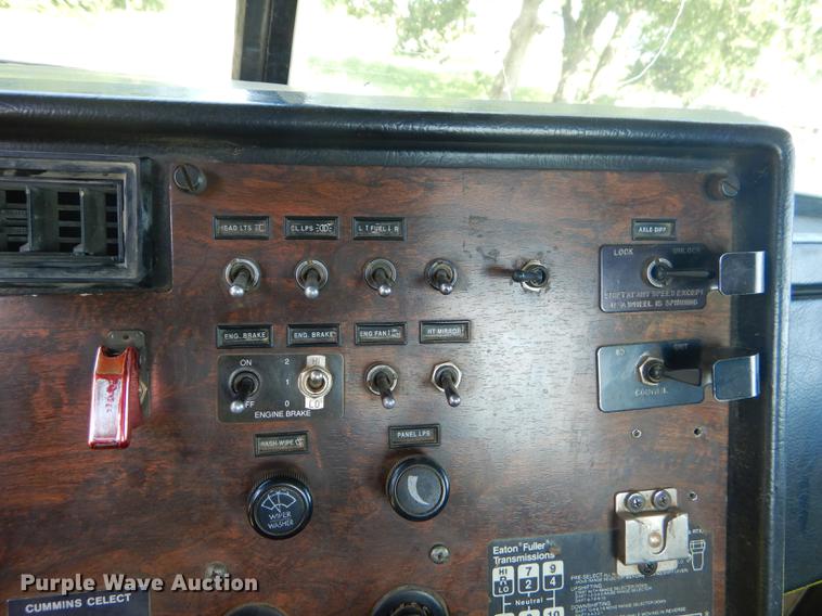 image for item ED9251 1995 Peterbilt 379 semi truck