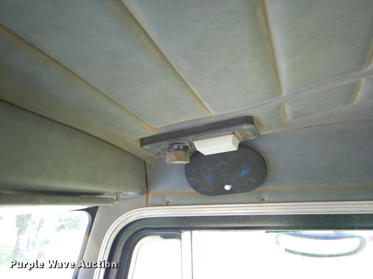 image for item ED9251 1995 Peterbilt 379 semi truck