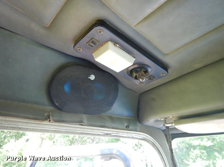 image for item ED9251 1995 Peterbilt 379 semi truck