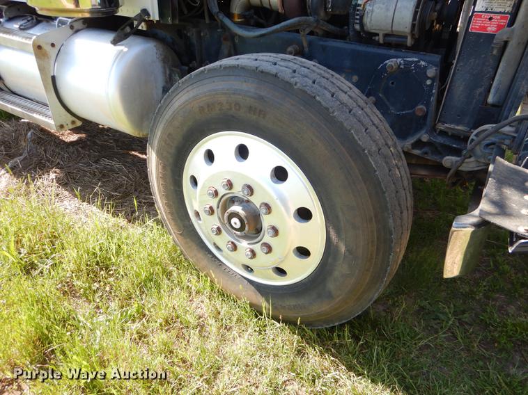 image for item ED9251 1995 Peterbilt 379 semi truck