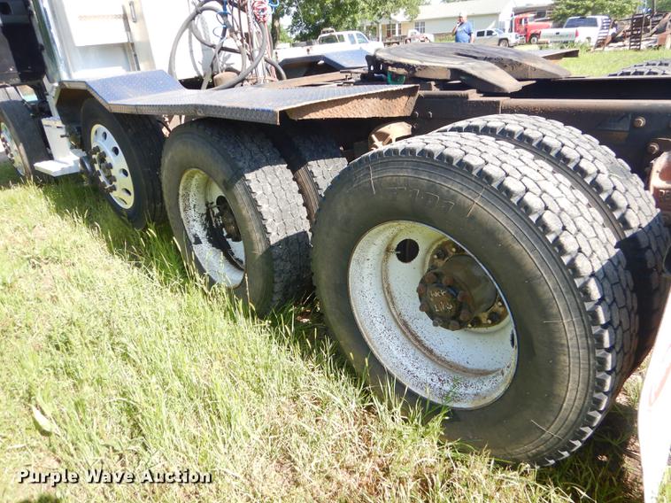 image for item ED9251 1995 Peterbilt 379 semi truck