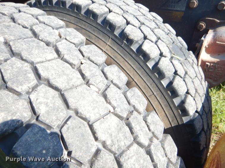 image for item ED9251 1995 Peterbilt 379 semi truck