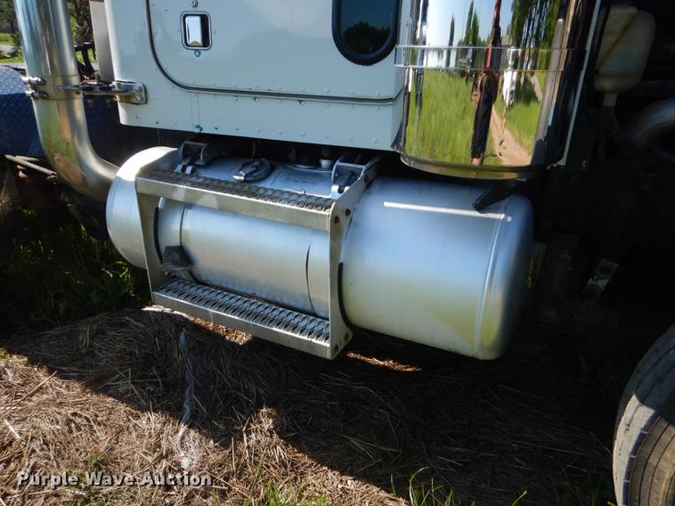 image for item ED9251 1995 Peterbilt 379 semi truck