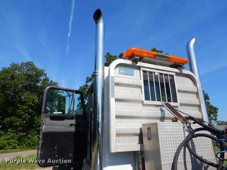 image for item ED9251 1995 Peterbilt 379 semi truck