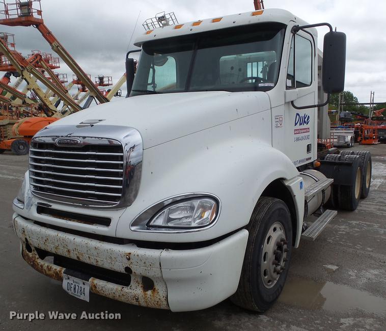 image for item EM9185 2008 Freightliner Columbia semi truck