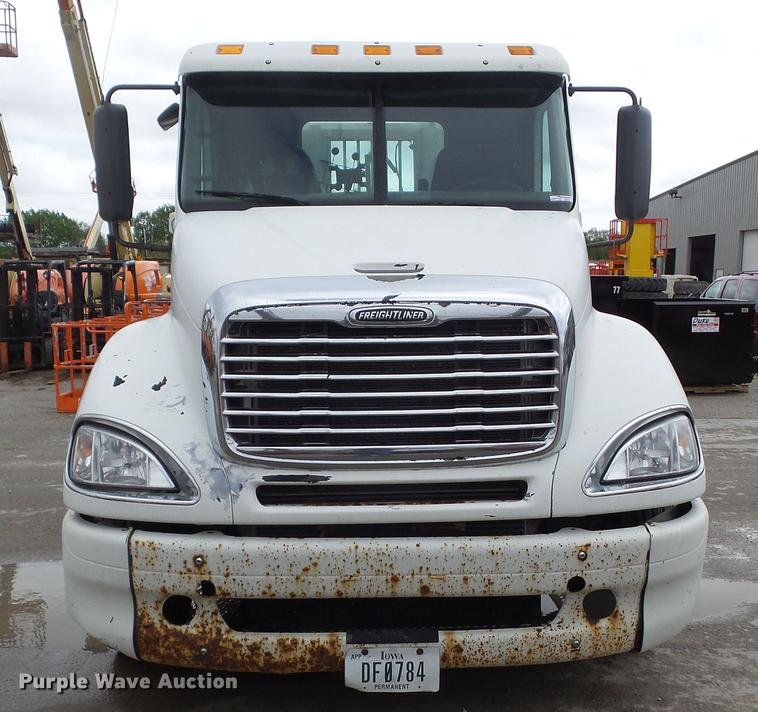 image for item EM9185 2008 Freightliner Columbia semi truck