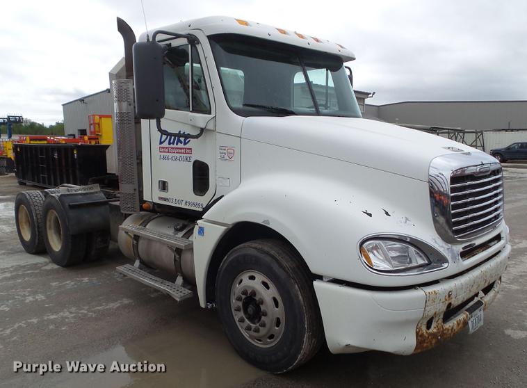 image for item EM9185 2008 Freightliner Columbia semi truck