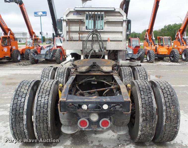 image for item EM9185 2008 Freightliner Columbia semi truck