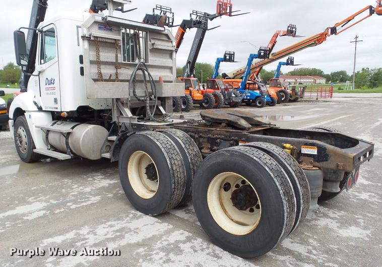 image for item EM9185 2008 Freightliner Columbia semi truck