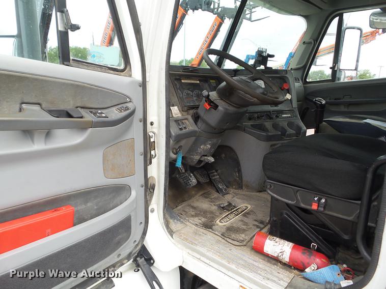 image for item EM9185 2008 Freightliner Columbia semi truck