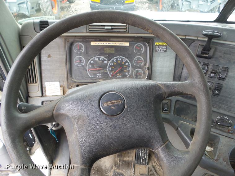 image for item EM9185 2008 Freightliner Columbia semi truck