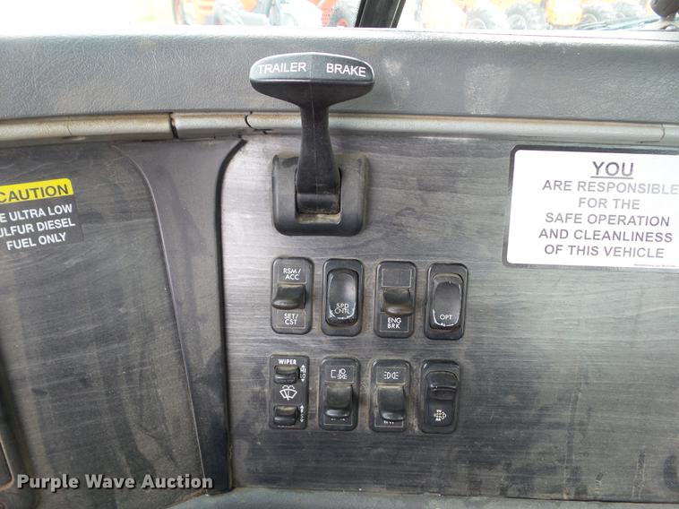 image for item EM9185 2008 Freightliner Columbia semi truck