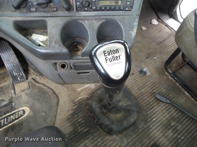 image for item EM9185 2008 Freightliner Columbia semi truck