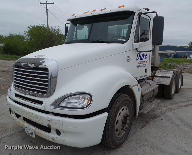 image for item EM9186 2008 Freightliner Columbia semi truck