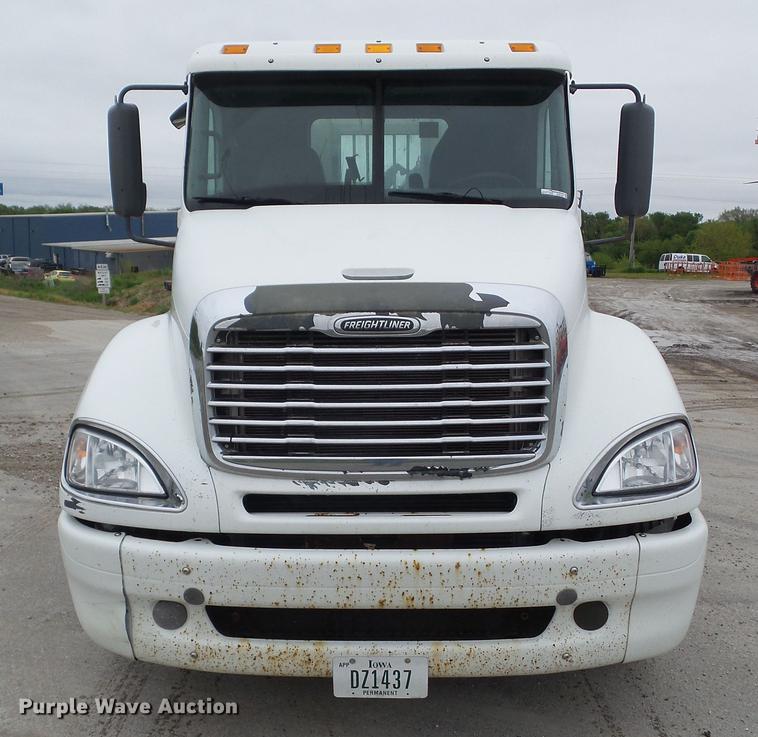 image for item EM9186 2008 Freightliner Columbia semi truck