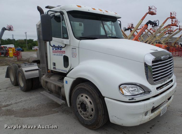 image for item EM9186 2008 Freightliner Columbia semi truck