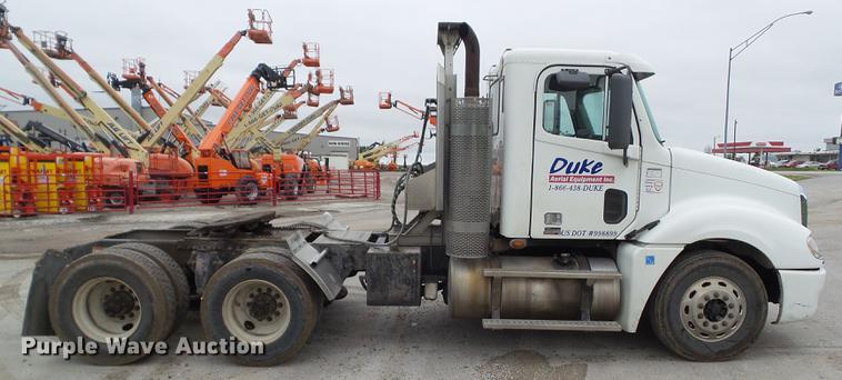 image for item EM9186 2008 Freightliner Columbia semi truck