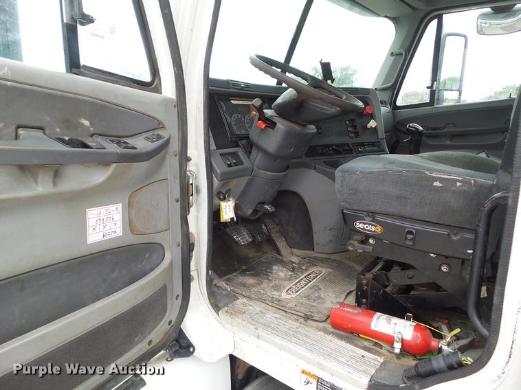 image for item EM9186 2008 Freightliner Columbia semi truck