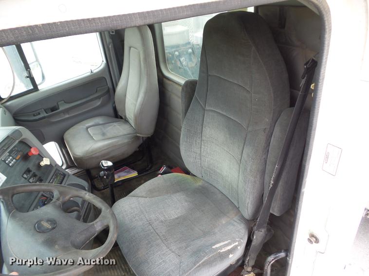 image for item EM9186 2008 Freightliner Columbia semi truck