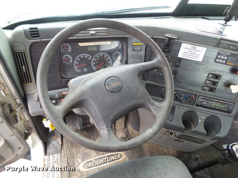 image for item EM9186 2008 Freightliner Columbia semi truck