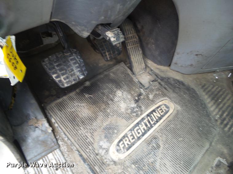 image for item EM9186 2008 Freightliner Columbia semi truck