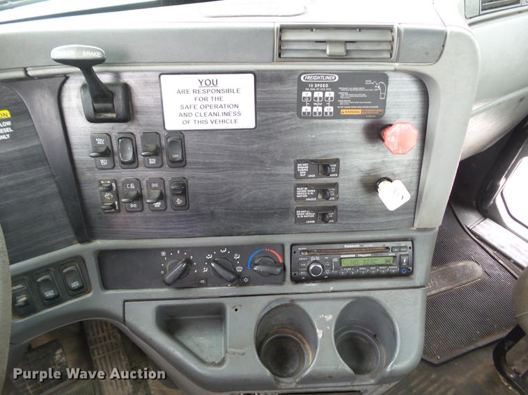 image for item EM9186 2008 Freightliner Columbia semi truck