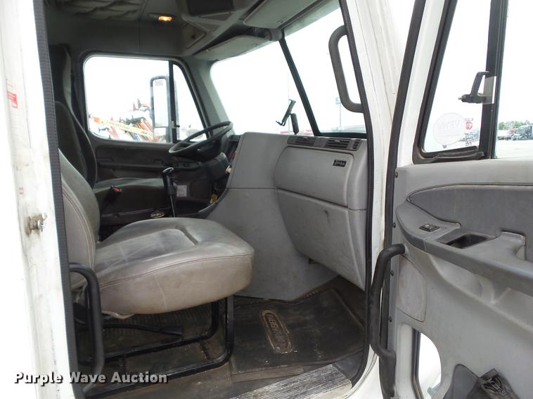 image for item EM9186 2008 Freightliner Columbia semi truck