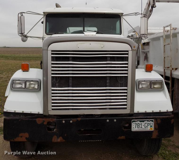 image for item FG9376 2006 Freightliner FLD120 semi truck