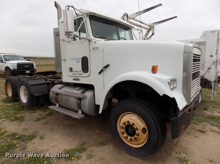 image for item FG9376 2006 Freightliner FLD120 semi truck