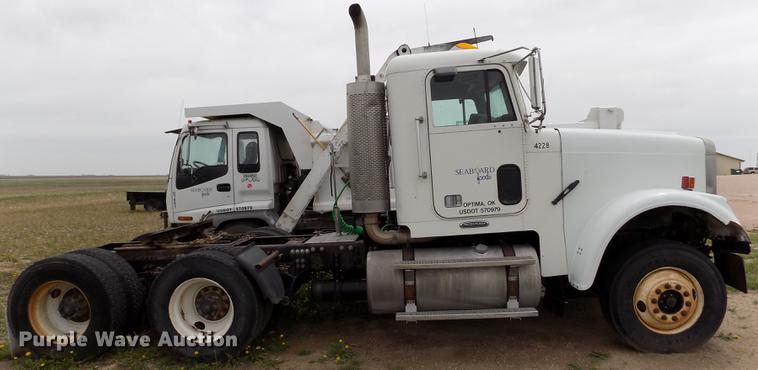 image for item FG9376 2006 Freightliner FLD120 semi truck