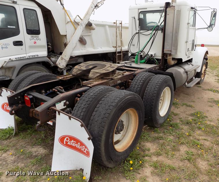 image for item FG9376 2006 Freightliner FLD120 semi truck