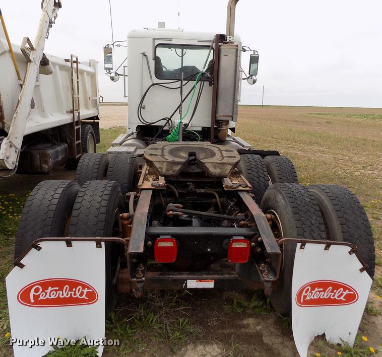 image for item FG9376 2006 Freightliner FLD120 semi truck