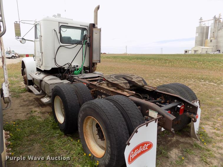 image for item FG9376 2006 Freightliner FLD120 semi truck