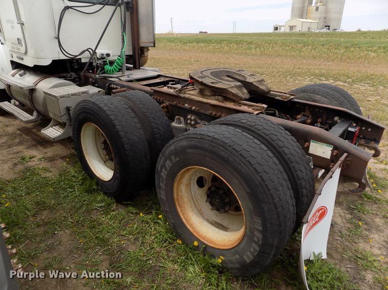 image for item FG9376 2006 Freightliner FLD120 semi truck