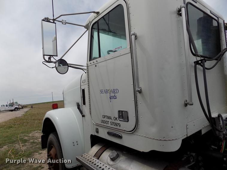 image for item FG9376 2006 Freightliner FLD120 semi truck