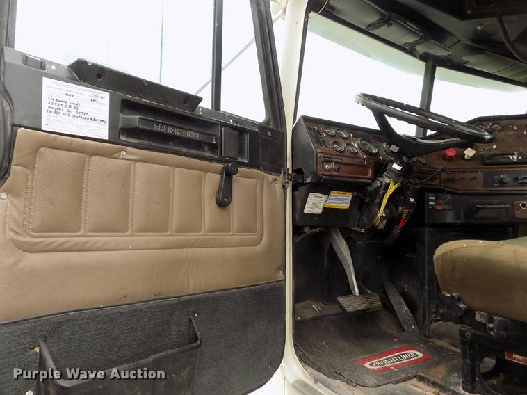 image for item FG9376 2006 Freightliner FLD120 semi truck