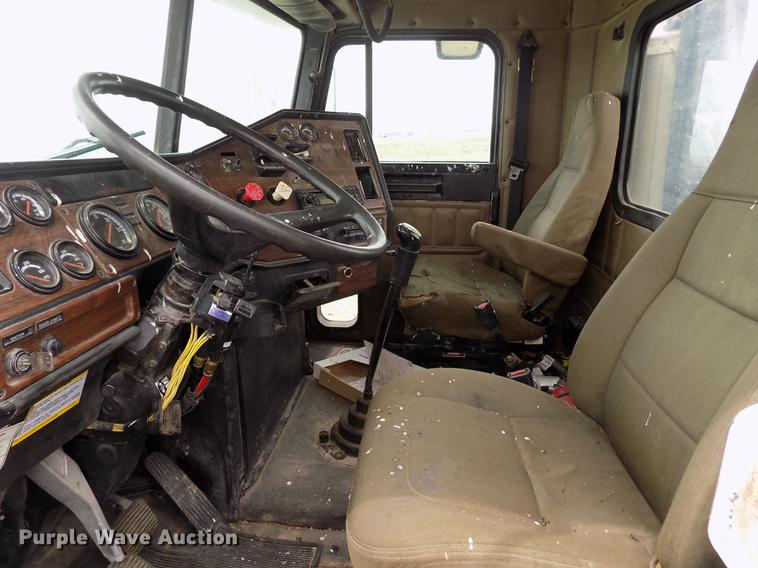 image for item FG9376 2006 Freightliner FLD120 semi truck