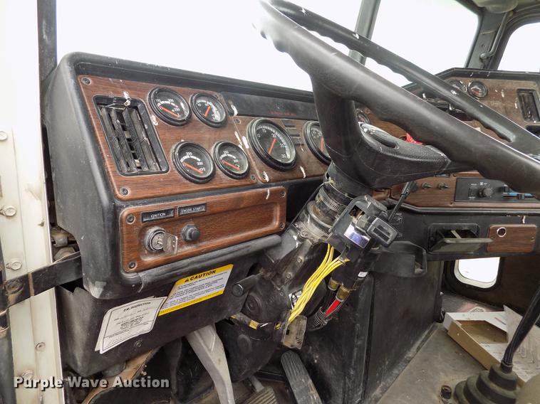 image for item FG9376 2006 Freightliner FLD120 semi truck