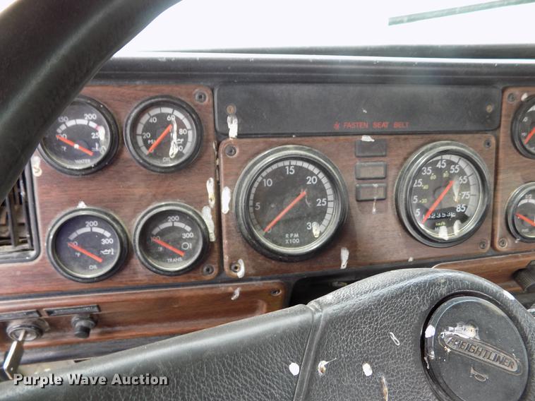 image for item FG9376 2006 Freightliner FLD120 semi truck