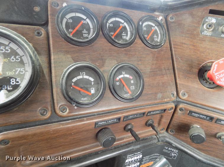 image for item FG9376 2006 Freightliner FLD120 semi truck